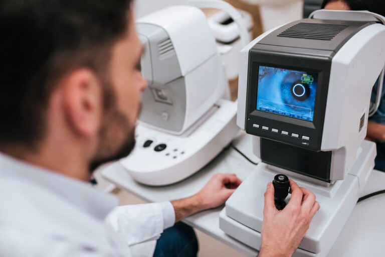 médico analisando o olho do paciente