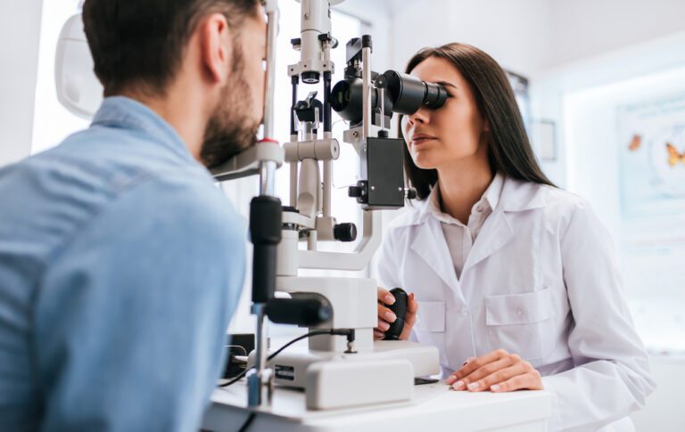 Médica realizando um exame oftalmológico em seu paciente