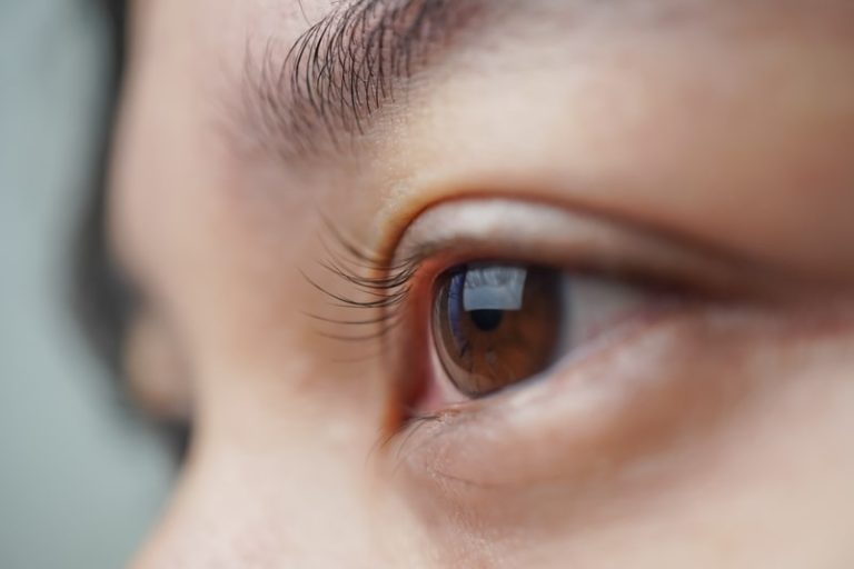 Olhos de uma mulher olhando fixamente para a esquerda