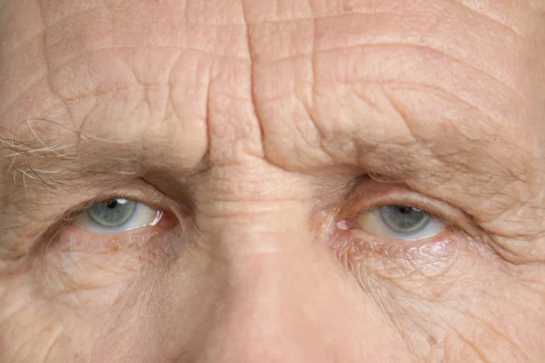 Close-up de olhos de um homem de idade